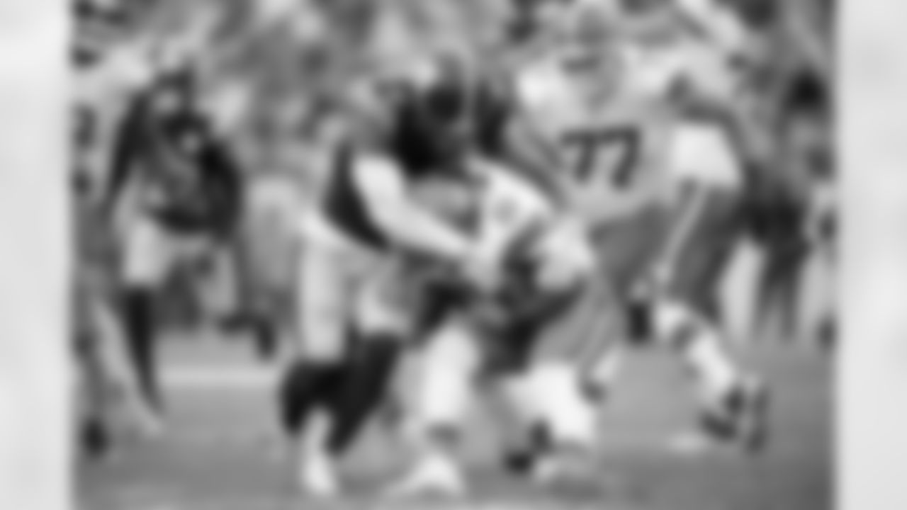 Pittsburgh Steelers linebacker Patrick Queen (6) tackles his opponent during a regular season game between the Pittsburgh Steelers and the Cleveland Browns, Sunday, Oct. 12, 2025 in Pittsburgh, PA. The Steelers defeated the Browns 23-9. (Karl Roser / Pittsburgh Steelers)