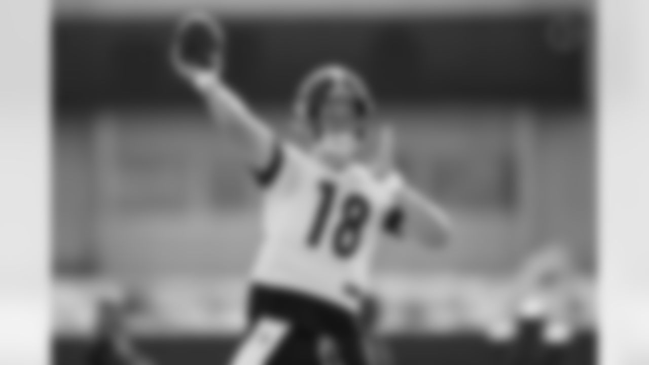 Pittsburgh Steelers quarterback Will Howard (18) participates in the Steelers rookie minicamp at the UPMC Rooney Sports Complex, Saturday, May 10, 2025 in Pittsburgh, PA. (Alysa Rubin / Pittsburgh Steelers)