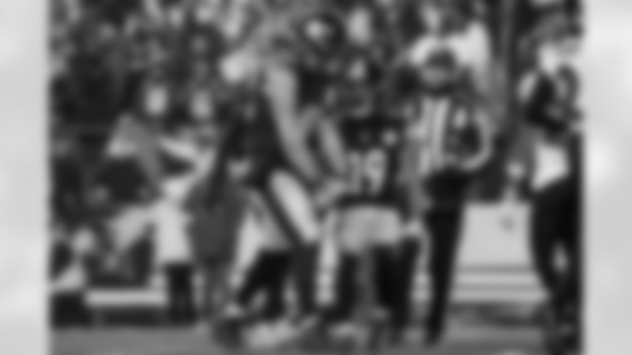 Pittsburgh Steelers tight end Pat Freiermuth (88) and Pittsburgh Steelers wide receiver Calvin Austin III (19) during a regular season game between the Pittsburgh Steelers and the Baltimore Ravens, Sunday, Jan. 4, 2026 in Pittsburgh, PA. The Steelers defeated the Ravens 26-24. (Alysa Rubin / Pittsburgh Steelers)