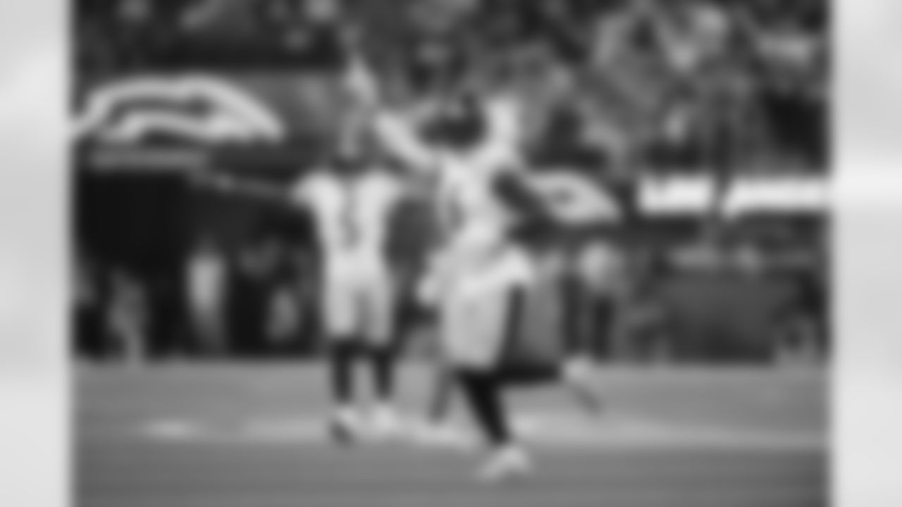 Pittsburgh Steelers linebacker Patrick Queen (6) during a regular season game between the Pittsburgh Steelers and the Los Angeles Chargers, Sunday, Nov. 9, 2025 in Inglewood, CA. (Alysa Rubin / Pittsburgh Steelers)