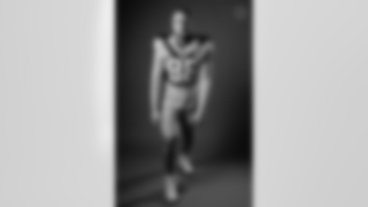 Pittsburgh Steelers tight end Pat Freiermuth (88) wears the throwback uniform during a photoshoot, Wednesday, May 28, 2025 in Pittsburgh, PA. (Alysa Rubin / Pittsburgh Steelers)
