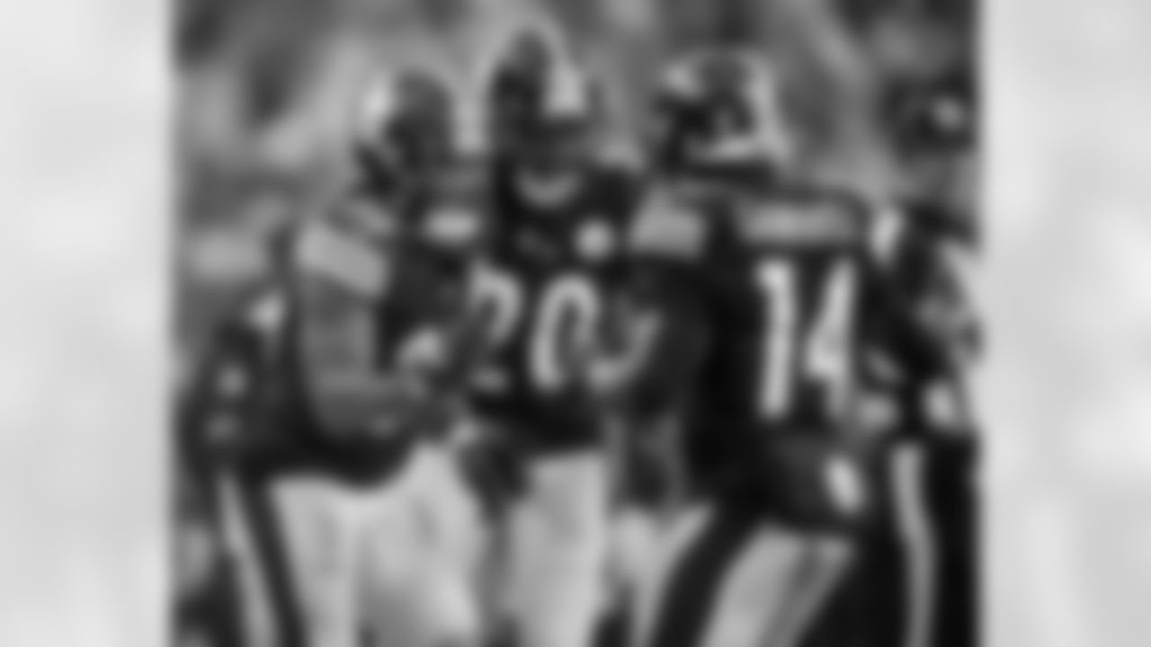 Pittsburgh Steelers running back Jaylen Warren (30), Pittsburgh Steelers running back Kaleb Johnson (20), and Pittsburgh Steelers running back Kenneth Gainwell (14) during a regular season game between the Pittsburgh Steelers and the Cincinnati Bengals, Sunday, Nov. 16, 2025 in Pittsburgh, PA. The Steelers defeated the Bengals 34-12. (Karl Roser / Pittsburgh Steelers)