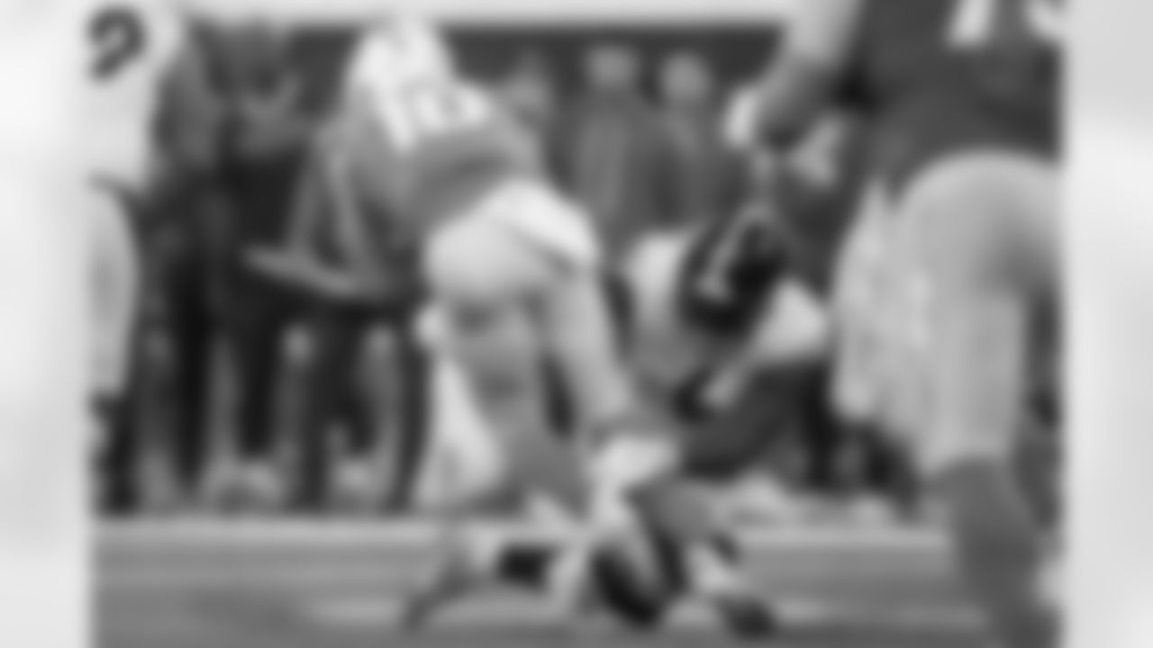 Pittsburgh Steelers linebacker Patrick Queen (6) tackles Los Angeles Chargers quarterback Justin Herbert (10) during a regular season game, Sunday, Nov. 9, 2025 in Inglewood, CA. The Chargers beat the Steelers 25-10. (Alysa Rubin / Pittsburgh Steelers)