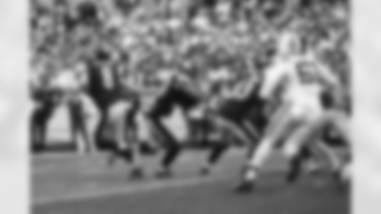 Pittsburgh Steelers quarterback Aaron Rodgers (8) Pittsburgh Steelers running back Jaylen Warren (30) during a regular season game between the Pittsburgh Steelers and the Indianapolis Colts, Sunday, Nov. 2, 2025 in Pittsburgh, PA. (Taylor Ollason / Pittsburgh Steelers)