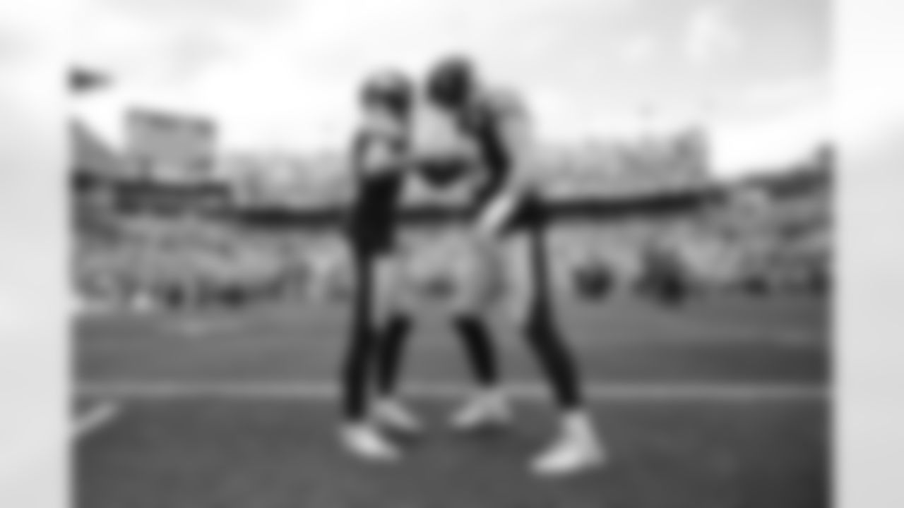 Pittsburgh Steelers wide receiver Roman Wilson (10) and Pittsburgh Steelers linebacker Jack Sawyer (33) during a regular season game between the Pittsburgh Steelers and the Cincinnati Bengals, Sunday, Nov. 16, 2025 in Pittsburgh, PA. (Taylor Ollason / Pittsburgh Steelers)