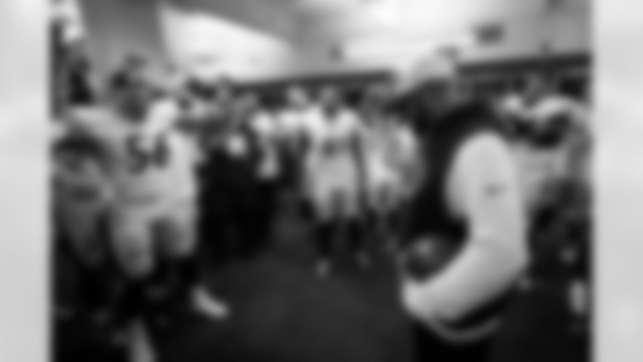 Pittsburgh Steelers head coach Mike Tomlin and the team following a regular season game between the Pittsburgh Steelers and the Detroit Lions, Sunday, Dec. 21, 2025 in Detroit, MI. The Steelers defeated the Lions 29-24. (Karl Roser / Pittsburgh Steelers)