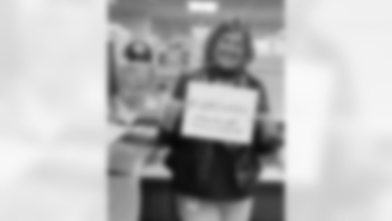 SNUTraditions_HereWeGoSigns_Jan1420241049PM_Bronakoski_Michelle_97494590_IMG_6164.jpeg_97494590_IMG_6164