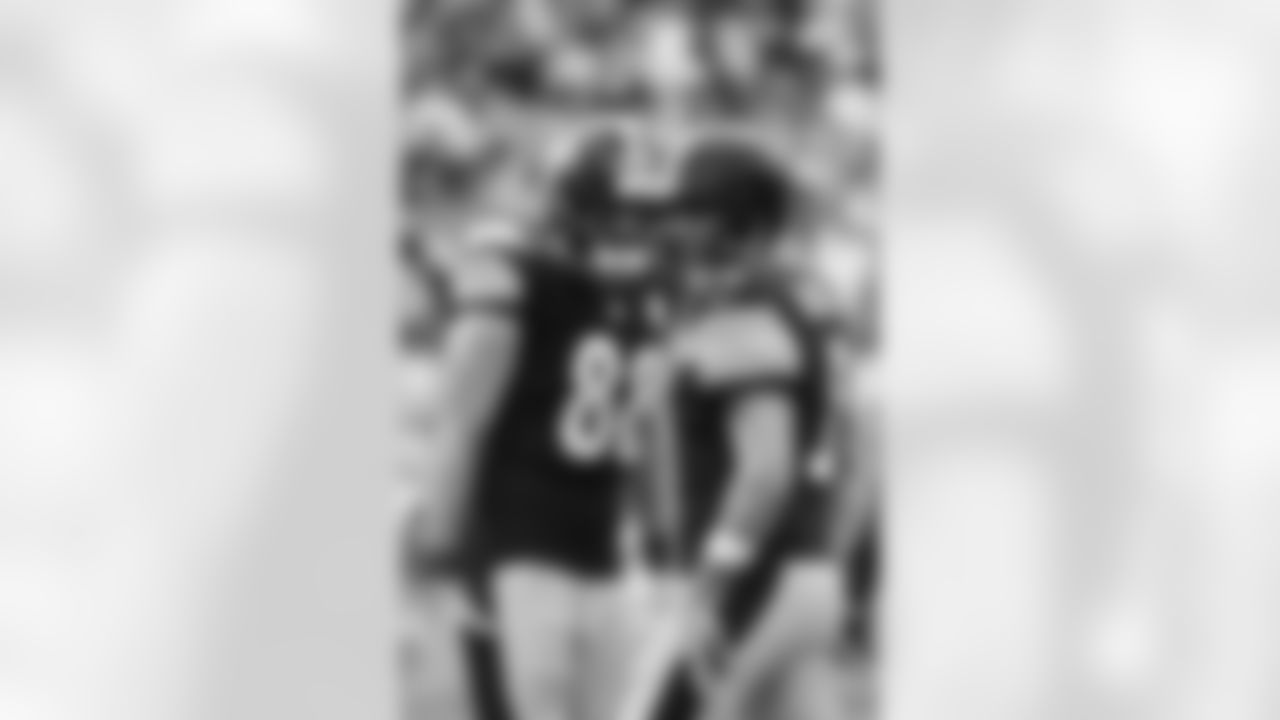Pittsburgh Steelers tight end Pat Freiermuth (88) and Pittsburgh Steelers quarterback Aaron Rodgers (8) during a regular season game between the Pittsburgh Steelers and the Cleveland Browns, Sunday, Oct. 12, 2025 in Pittsburgh, PA. (Taylor Ollason/ Pittsburgh Steelers)