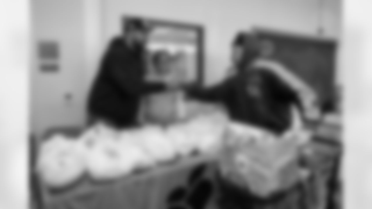 Pittsburgh Steelers defensive tackle Cameron Heyward (97), with the help of his teammates, distributes turkeys and fixings for Thanksgiving meals to members of the community at the Greater Pittsburgh Community Food Bank, Monday, Nov. 17, 2025 in Duquesne, PA. (Alysa Rubin / Pittsburgh Steelers)