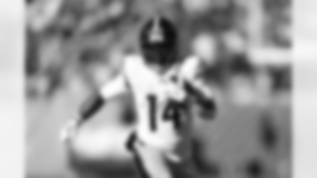 Pittsburgh Steelers running back Kenneth Gainwell (14) during a regular season game between the Pittsburgh Steelers and the Chicago Bears, Sunday, Nov. 23, 2025 in Chicago, IL. (Karl Roser / Pittsburgh Steelers)