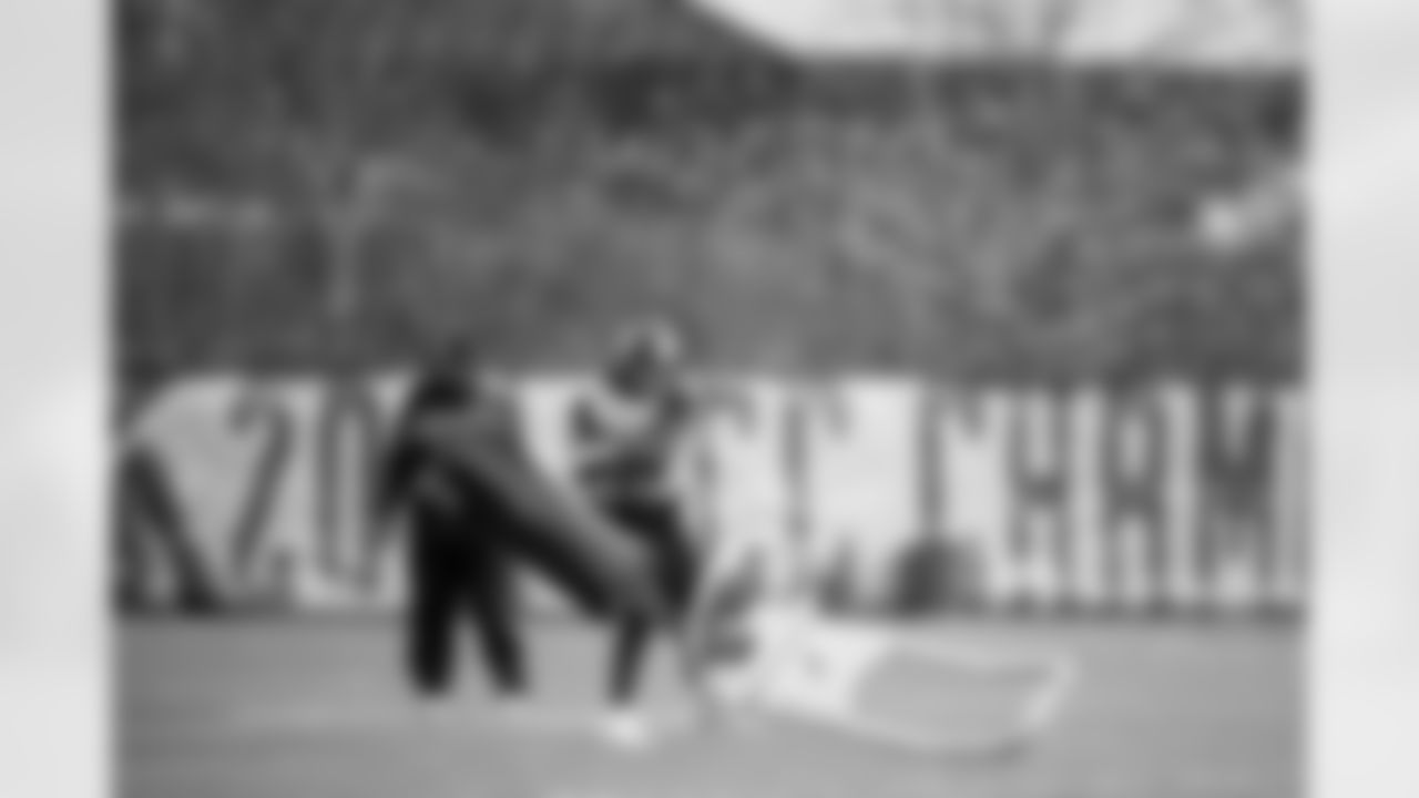 Pittsburgh Steelers linebacker Alex Highsmith (56) during practice at the UPMC Rooney Sports Complex preparing for a Week 13 matchup against the Buffalo Bills, Wednesday, Nov. 26, 2025 in Pittsburgh, PA. (Karl Roser / Pittsburgh Steelers)