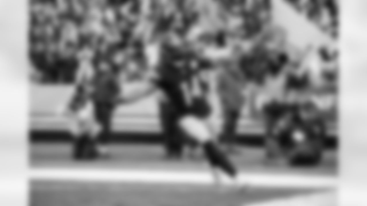 Pittsburgh Steelers running back Kenneth Gainwell (14) during a regular season game between the Pittsburgh Steelers and the Cincinnati Bengals, Sunday, Nov. 16, 2025 in Pittsburgh, PA. The Steelers defeated the Bengals 34-12. (Karl Roser / Pittsburgh Steelers)