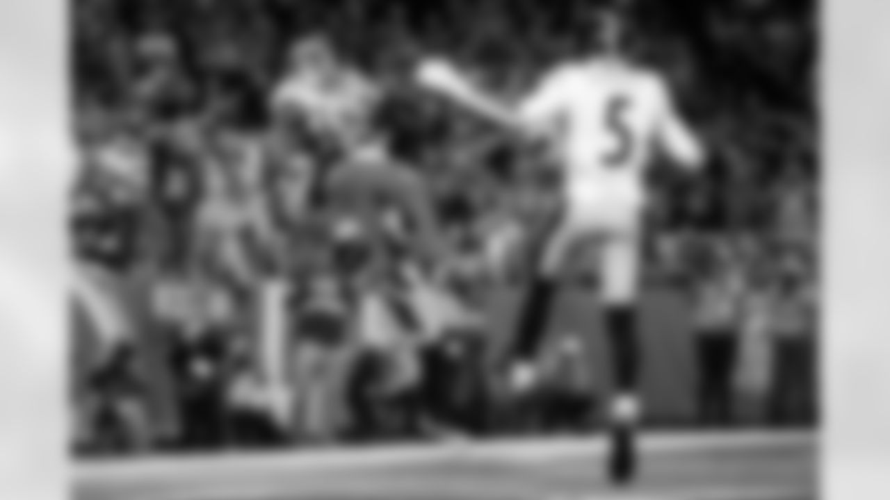 Pittsburgh Steelers defensive back Chuck Clark (21) defends a pass during a regular season game against the Detroit Lions, Sunday, Dec. 21, 2025 in Detroit, MI. The Steelers defeated the Lions 29-24. (Alysa Rubin / Pittsburgh Steelers)