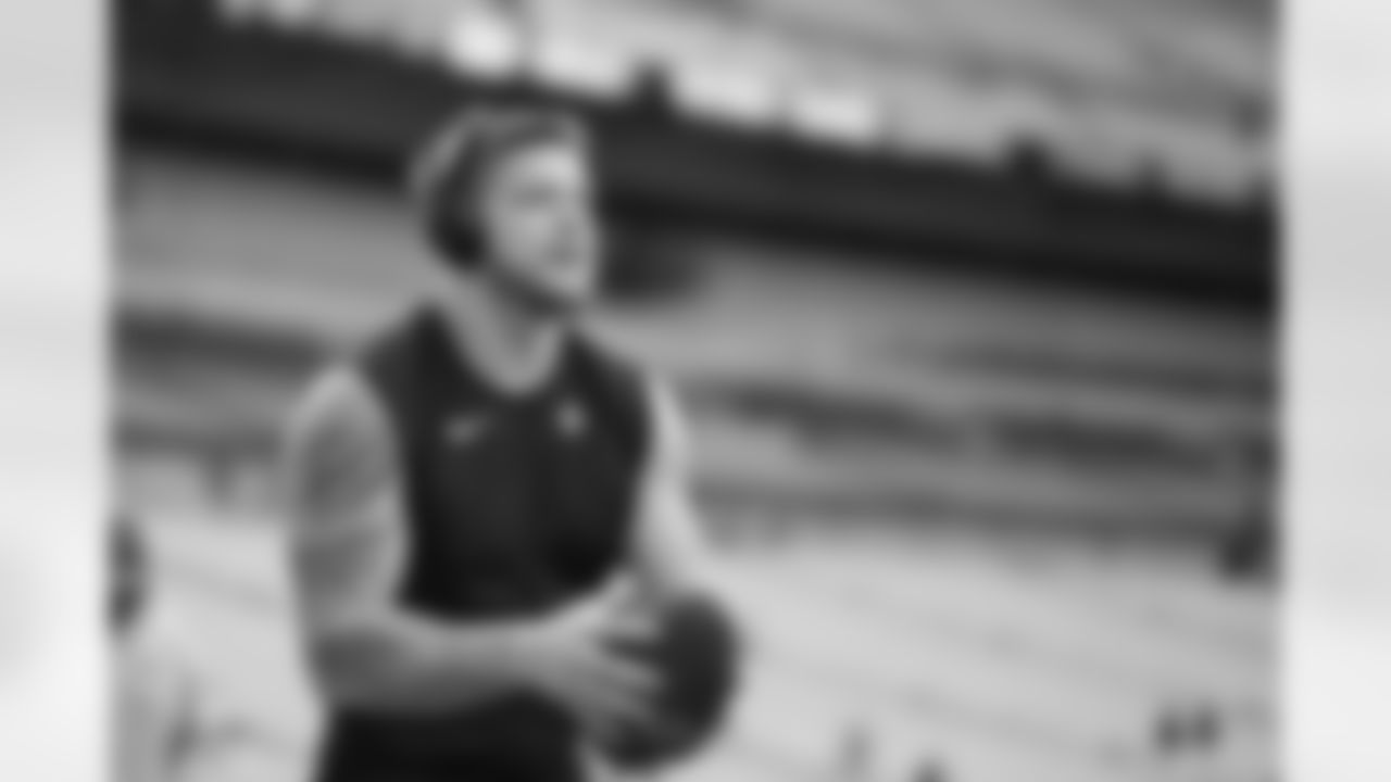 Pittsburgh Steelers linebacker Jack Sawyer (33) during a regular season game between the Pittsburgh Steelers and the Buffalo Bills, Sunday, Nov. 30, 2025 in Pittsburgh, PA.  (Alysa Rubin / Pittsburgh Steelers)