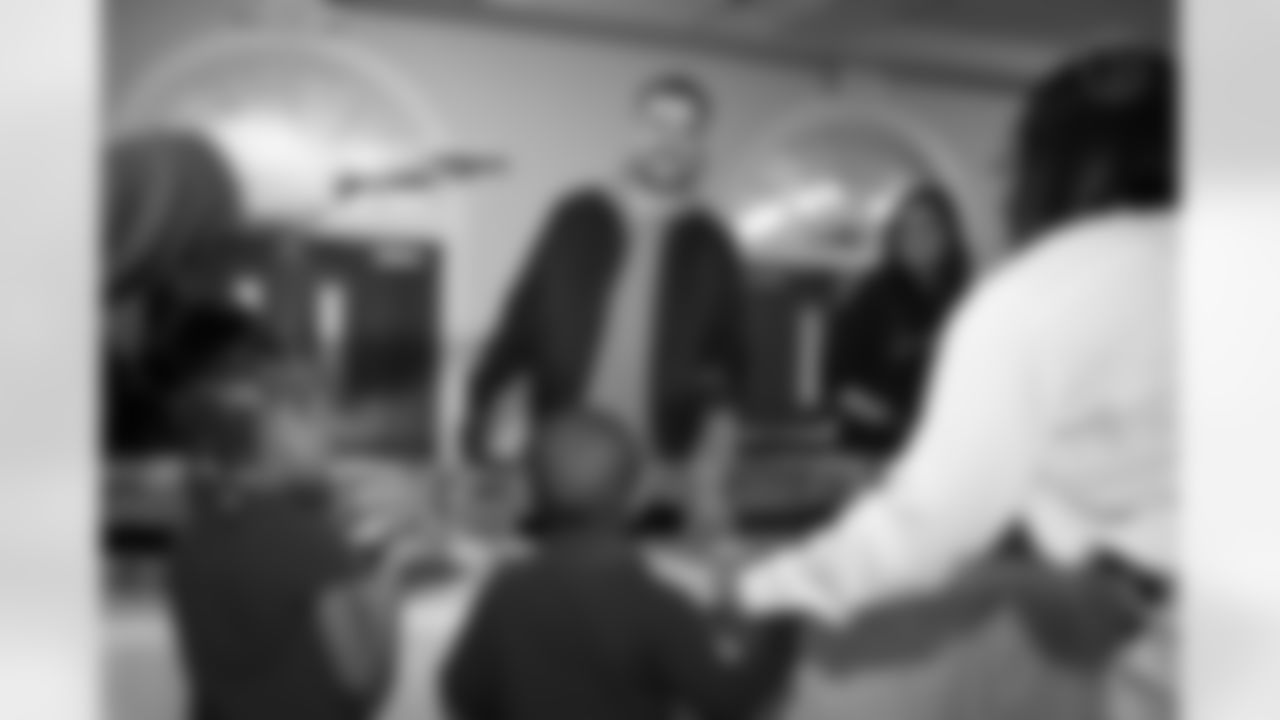 Pittsburgh Steelers tight end Pat Freiermuth (88) held a Thanksgiving dinner for local youth at Hosanna House on Tuesday, Nov. 25, 2025 in Pittsburgh, PA. (Taylor Ollason / Pittsburgh Steelers)