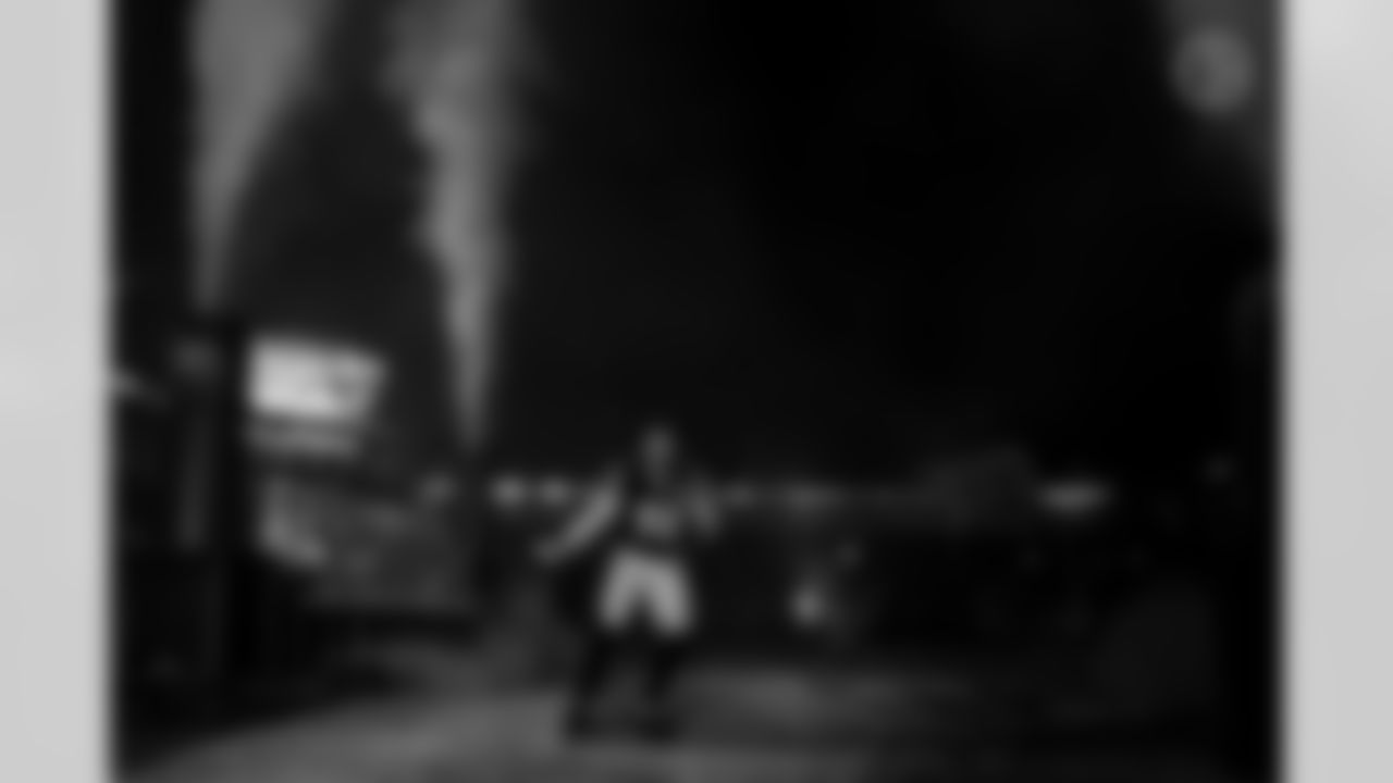 Pittsburgh Steelers linebacker T.J. Watt (90) runs out of the tunnel prior to to a regular season game between the Pittsburgh Steelers and the Baltimore Ravens, Sunday, Jan. 4, 2026 in Pittsburgh, PA. The Steelers defeated the Ravens 26-24. Player intros without stadium lights can present challenges to make sure everything is in focus and lit properly. For this moment, Watt turned around to face the fans and the spotlight flashed across him for just a split second - lighting him perfectly. (Taylor Ollason / Pittsburgh Steelers)
Model: Nikon D6 Lens(mm): 20 ISO: 1000 Aperture: 2.8 Shutter: 1/320