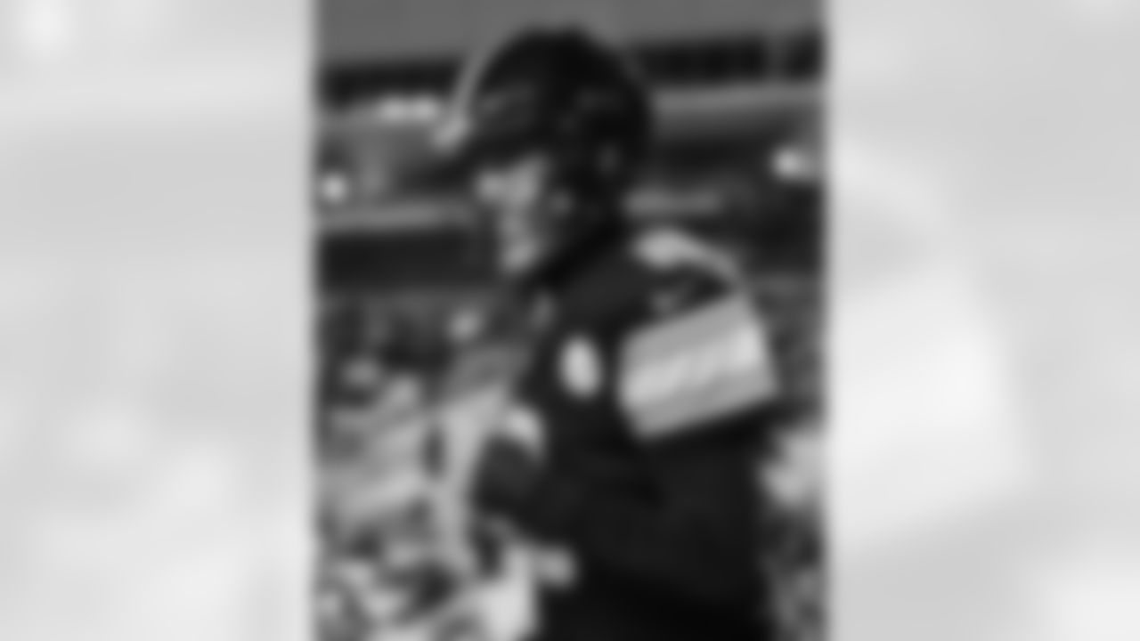 Pittsburgh Steelers quarterback Aaron Rodgers (8) prior to a regular season game against the Miami Dolphins, Monday, Dec. 15, 2025 in Pittsburgh, PA. The Steelers defeated the Dolphins 28-15. (Alysa Rubin / Pittsburgh Steelers)