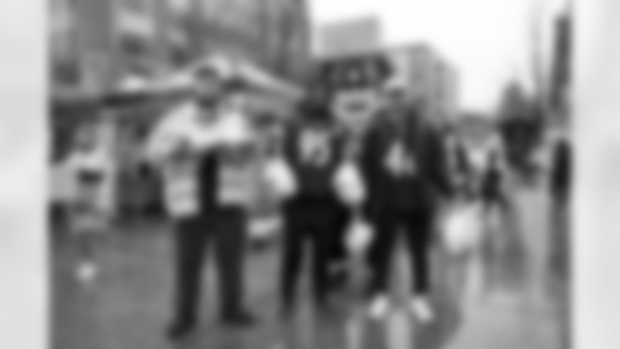 Pittsburgh Steelers distribute Thanksgiving food with the Pittsburgh Pirates and Pittsburgh Penguins on Tuesday, Nov. 25, 2025 in Pittsburgh, PA. (Karl Roser / Pittsburgh Steelers)