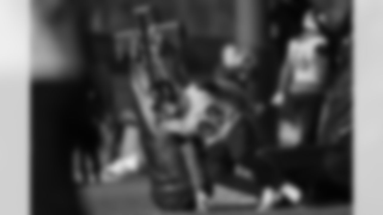 Pittsburgh Steelers linebacker Jack Sawyer (33) during practice at the UPMC Rooney Sports Complex preparing for a Week 16 matchup against the Detroit Lions, Thursday, Dec. 18, 2025 in Pittsburgh, PA. (Alysa Rubin / Pittsburgh Steelers)