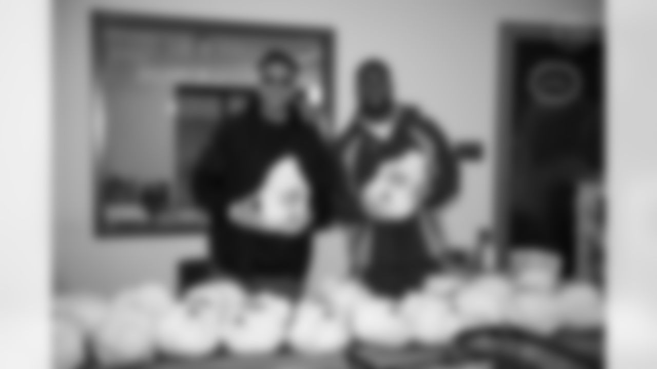 Pittsburgh Steelers tight end Jonnu Smith (81) held a Thanksgiving distribution at Greater Pittsburgh Community Food Bank to help community members prepare for their Thanksgiving dinner, Tuesday, Nov. 18, 2025 in Duquesne, PA. (Karl Roser / Pittsburgh Steelers)