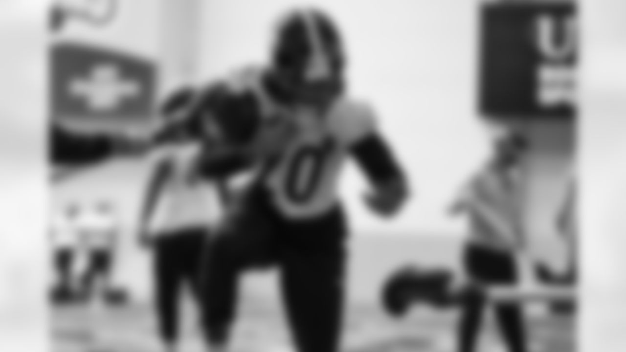 Pittsburgh Steelers running back Kaleb Johnson (20) during practice at the UPMC Rooney Sports Complex preparing for a Week 9 matchup against the Indianapolis Colts, Thursday, Oct. 30, 2025 in Pittsburgh, PA. (Alysa Rubin / Pittsburgh Steelers)