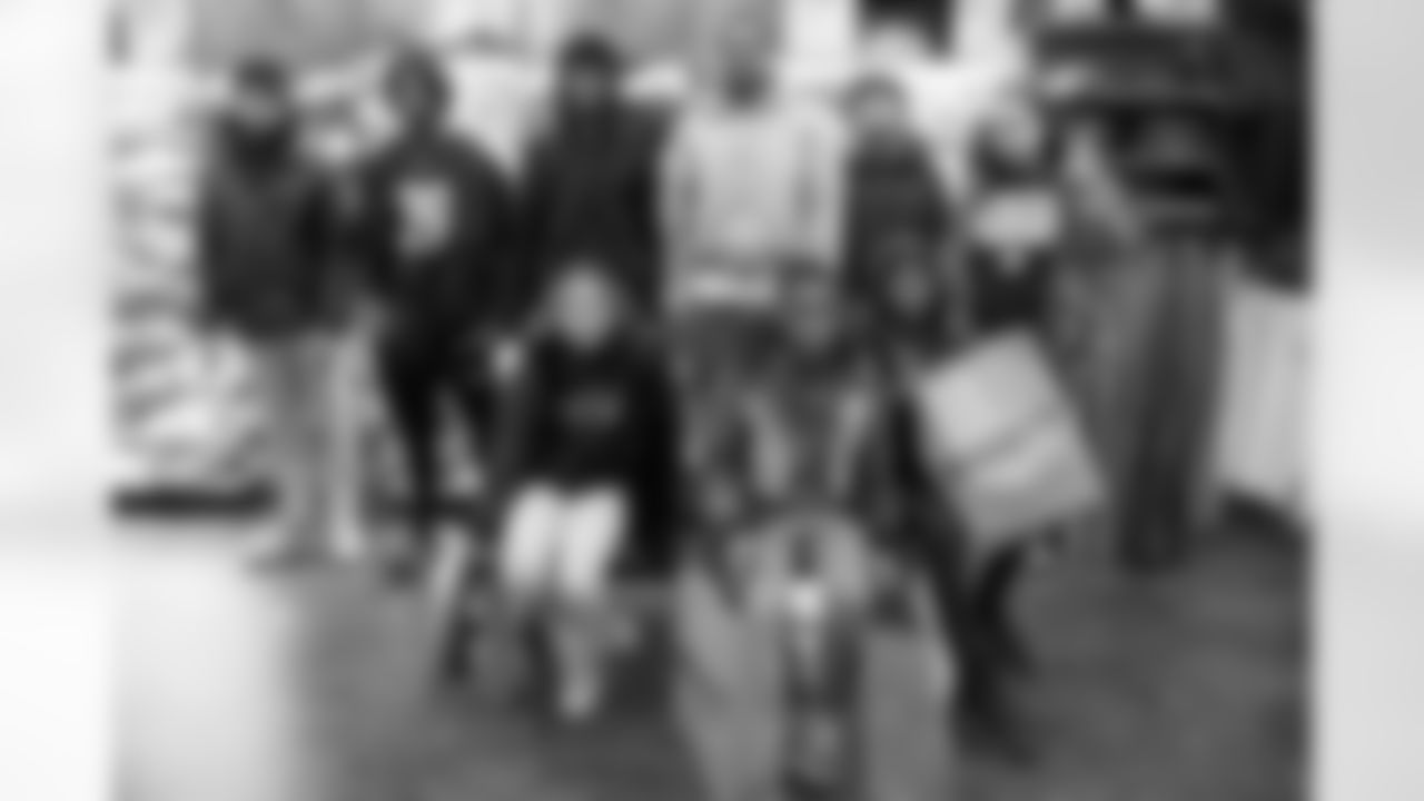 Pittsburgh Steelers safety DeShon Elliott (25) surprised local youth with a holiday shopping spree on Thursday, Dec. 12, 2024 in Pittsburgh, PA.(Jared Wickerham / Pittsburgh Steelers)