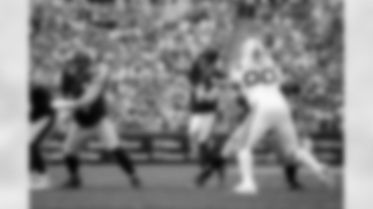 Pittsburgh Steelers quarterback Aaron Rodgers (8) throws the ball during a regular season game between the Pittsburgh Steelers and the Indianapolis Colts, Sunday, Nov. 2, 2025 in Pittsburgh, PA. The Steelers defeated the Colts 27-20. (Alysa Rubin / Pittsburgh Steelers)