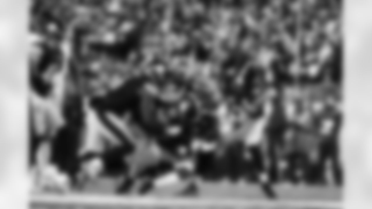 Pittsburgh Steelers linebacker Patrick Queen (6), Pittsburgh Steelers defensive tackle Cameron Heyward (97) and Pittsburgh Steelers linebacker Alex Highsmith (56) during a postseason Wild Card game between the Pittsburgh Steelers and the Houston Texans, Monday, Jan. 12, 2026 in Pittsburgh, PA. (Jared Wickerham / Pittsburgh Steelers)