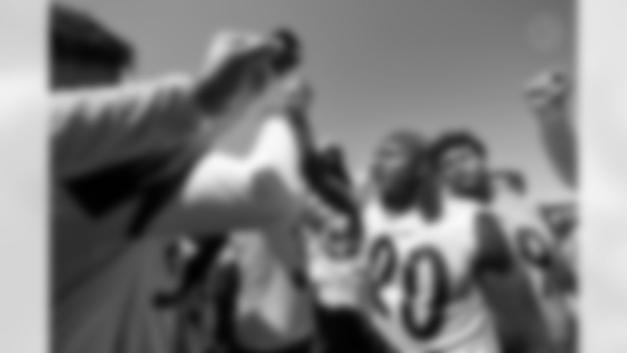 Rookies huddle following the Steelers rookie minicamp at the UPMC Rooney Sports Complex, Sunday, May 11, 2025 in Pittsburgh, PA. (Alysa Rubin / Pittsburgh Steelers)