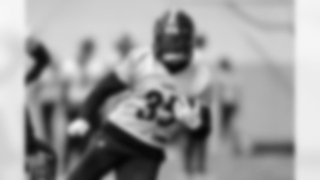 Pittsburgh Steelers running back Lew Nichols (35) during practice at the UPMC Rooney Sports Complex preparing for a Week 17 matchup against the Cleveland Browns, Friday, Dec. 26, 2025 in Pittsburgh, PA. (Karl Roser / Pittsburgh Steelers)
