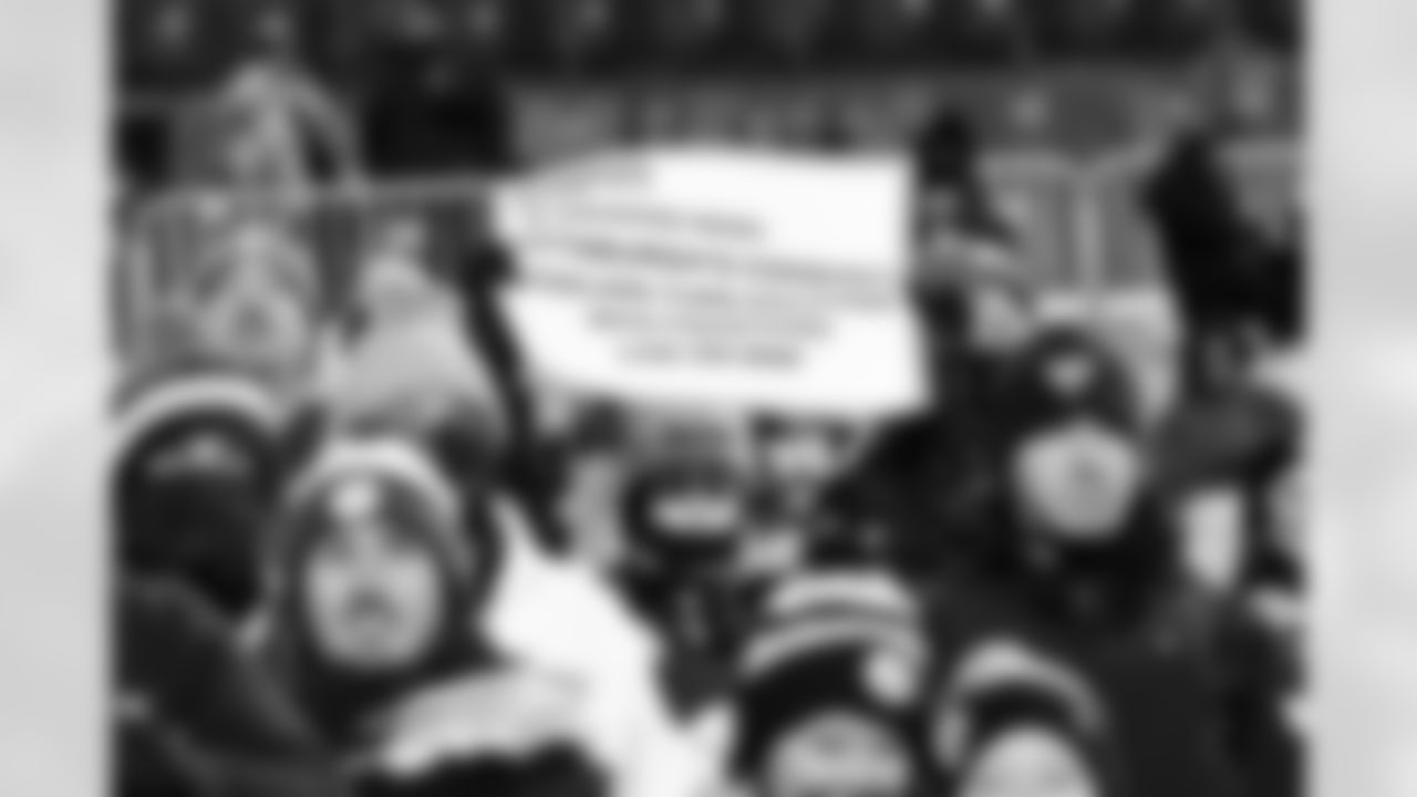 Fans during a regular season game between the Pittsburgh Steelers and the Miami Dolphins, Monday, Dec. 15, 2025 in Pittsburgh, PA. (Alysa Rubin / Pittsburgh Steelers)