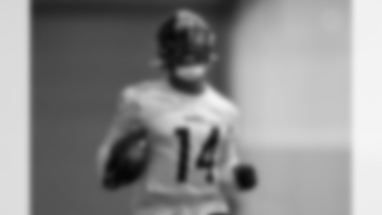 Pittsburgh Steelers running back Kenneth Gainwell (14) during practice at the UPMC Rooney Sports Complex preparing for a Wild Card matchup against the Houston Texans, Saturday, Jan. 10, 2026 in Pittsburgh, PA. (Alysa Rubin / Pittsburgh Steelers)