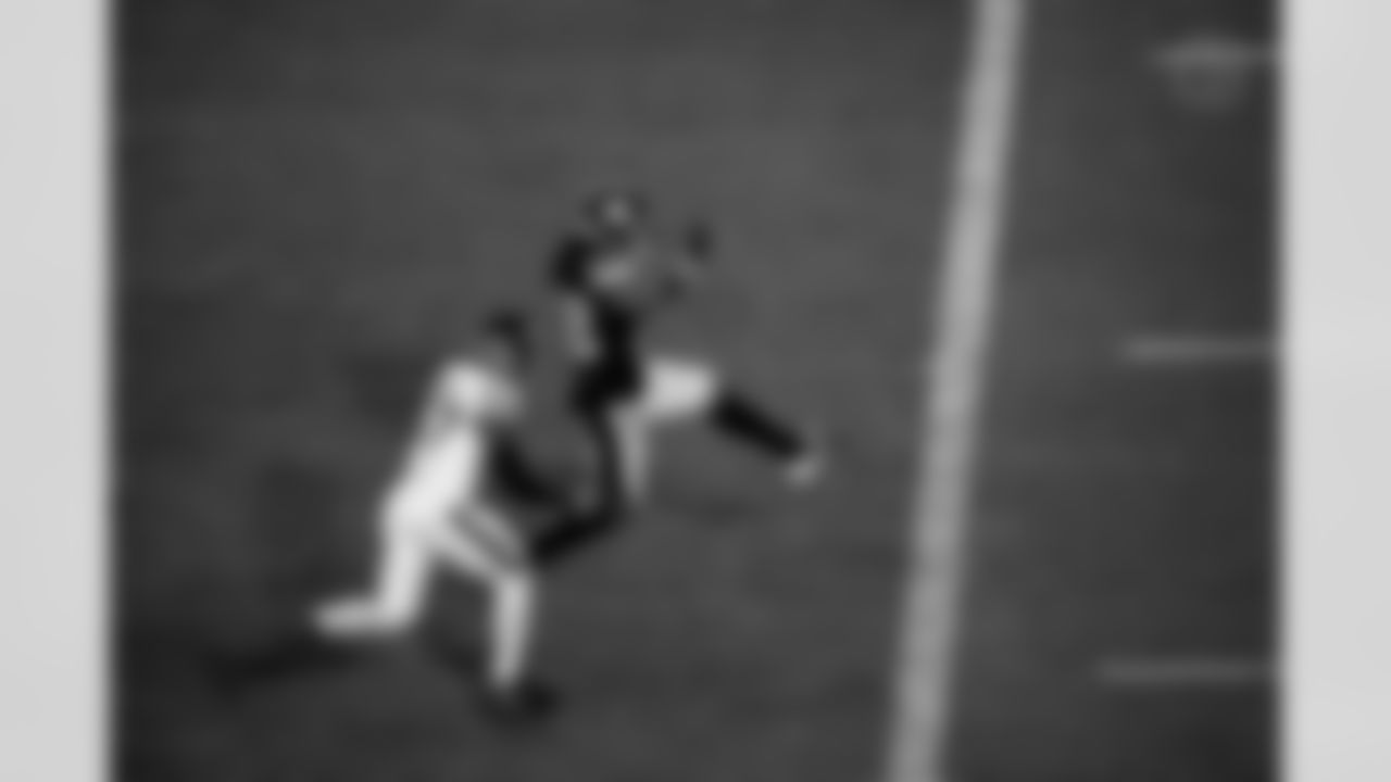 Pittsburgh Steelers running back Najee Harris (22) scores a touchdown during a regular season game between the Pittsburgh Steelers and the New York Jets, Sunday, Oct. 20, 2024 in Pittsburgh, PA. The Steelers defeated the Jets 37-15. (Taylor Ollason / Pittsburgh Steelers)