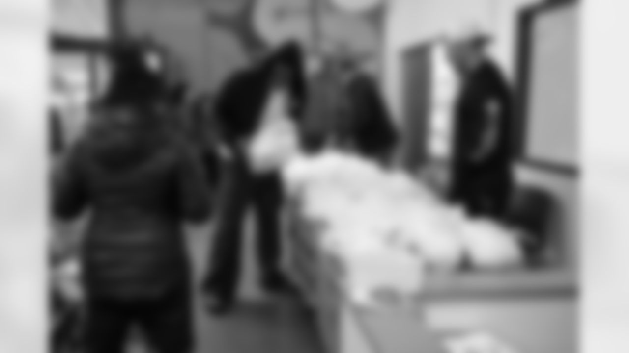 Pittsburgh Steelers defensive tackle Cameron Heyward (97), with the help of his teammates, distributes turkeys and fixings for Thanksgiving meals to members of the community at the Greater Pittsburgh Community Food Bank, Monday, Nov. 17, 2025 in Duquesne, PA. (Alysa Rubin / Pittsburgh Steelers)