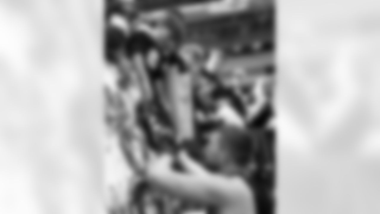 Pittsburgh Steelers linebacker T.J. Watt (90) prior to a regular season game between the Pittsburgh Steelers and the Indianapolis Colts, Sunday, Nov. 2, 2025 in Pittsburgh, PA. The Steelers defeated the Colts 27-20. (Alysa Rubin / Pittsburgh Steelers)