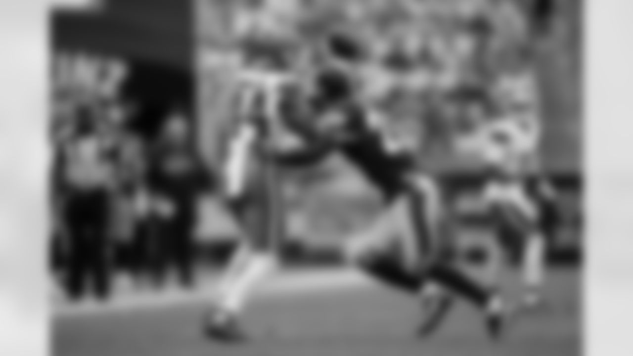 Pittsburgh Steelers cornerback Darius Slay (23) deflects a pass during a regular season game against the Cleveland Browns, Sunday, Oct. 12, 2025 in Pittsburgh, PA. The Steelers defeated the Browns 23-9. (Alysa Rubin/ Pittsburgh Steelers)