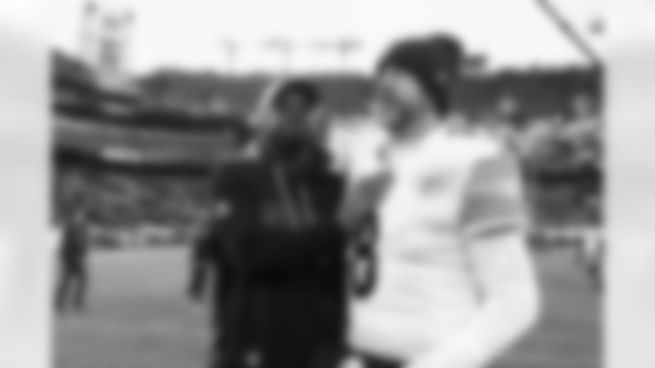 Pittsburgh Steelers head coach Mike Tomlin and Pittsburgh Steelers quarterback Aaron Rodgers (8) during a regular season game between the Pittsburgh Steelers and the Baltimore Ravens, Sunday, Dec. 7, 2025 in Baltimore, MD. (Jared Wickerham / Pittsburgh Steelers)