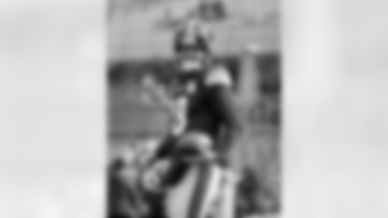 Pittsburgh Steelers quarterback Will Howard (18) prior to a regular season game between the Pittsburgh Steelers and the Cincinnati Bengals, Sunday, Nov. 16, 2025 in Pittsburgh, PA. The Steelers defeated the Bengals 34-12. (Karl Roser / Pittsburgh Steelers)