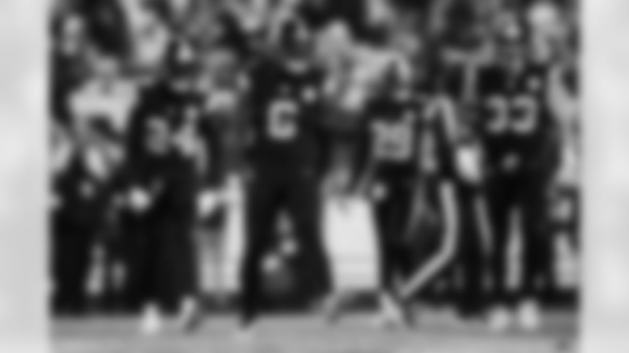 Pittsburgh Steelers linebacker Patrick Queen (6) celebrates a crucial play during a regular season game against the Miami Dolphins, Monday, Dec. 15, 2025 in Pittsburgh, PA. The Steelers defeated the Dolphins 28-15. (Alysa Rubin / Pittsburgh Steelers)