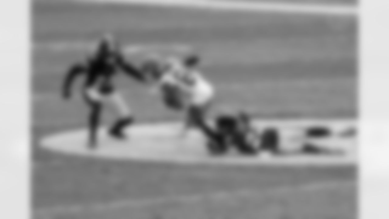 Pittsburgh Steelers safety Juan Thornhill (22) and Pittsburgh Steelers cornerback Darius Slay (23) during a regular season game between the Pittsburgh Steelers and the Cleveland Browns, Sunday, Oct. 12, 2025 in Pittsburgh, PA. The Steelers defeated the Browns 23-9. (Emilee Fails/ Pittsburgh Steelers)