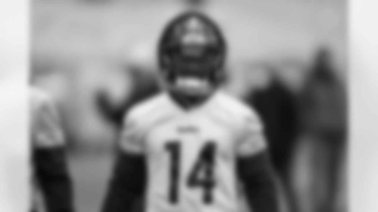 Pittsburgh Steelers running back Kenneth Gainwell (14) during practice at Acrisure Stadium preparing for a Week 18 matchup against the Baltimore Ravens, Friday, Jan. 2, 2026 in Pittsburgh, PA. (Karl Roser / Pittsburgh Steelers)