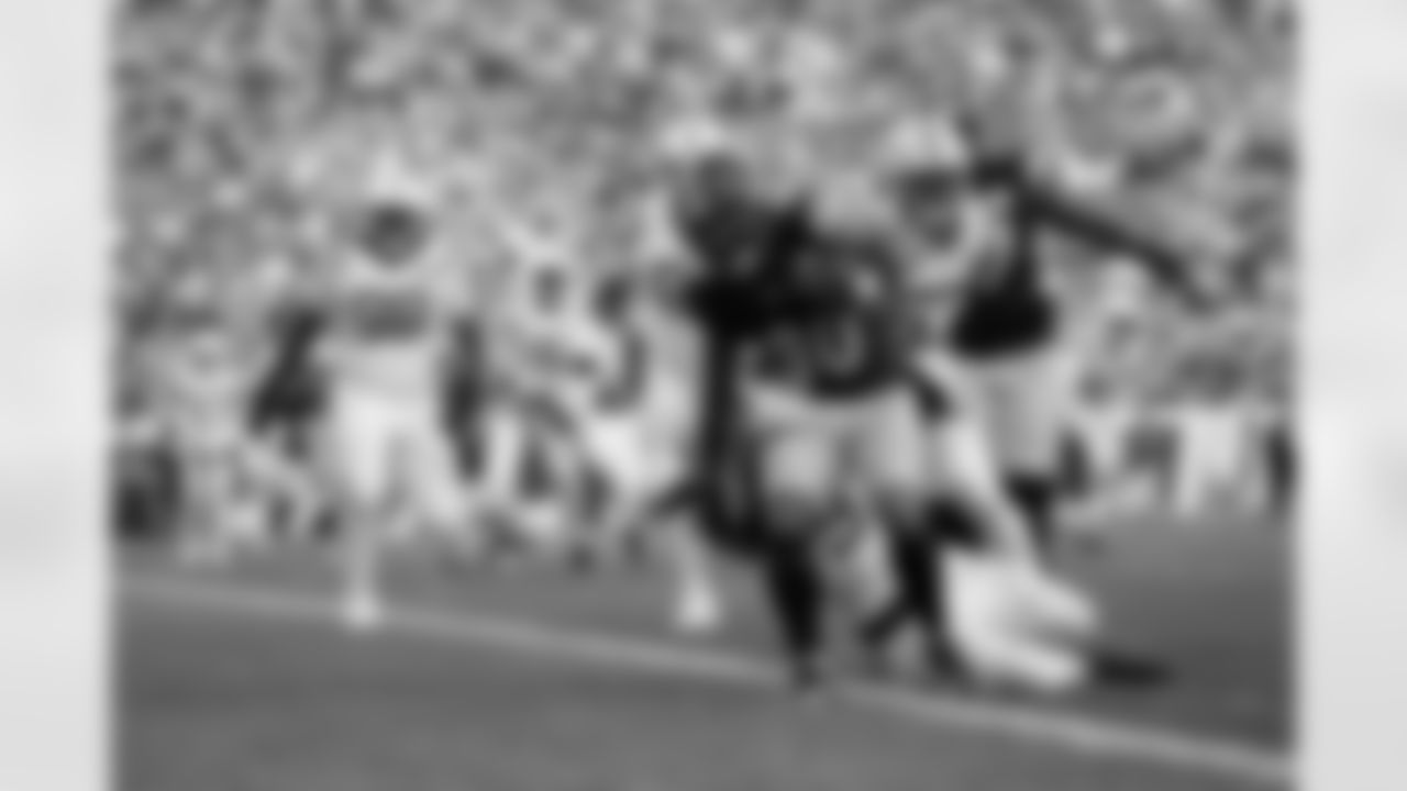 Pittsburgh Steelers running back Jaylen Warren (30) runs for a touchdown during a regular season game against the Indianapolis Colts, Sunday, Nov. 2, 2025 in Pittsburgh, PA. The Steelers defeated the Colts 27-20. (Alysa Rubin / Pittsburgh Steelers)