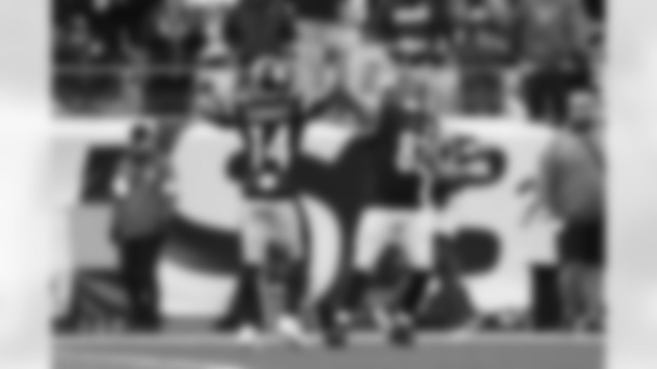 Pittsburgh Steelers running back Kenneth Gainwell (14) and Pittsburgh Steelers tight end/fullback Connor Heyward (83) during a regular season game between the Pittsburgh Steelers and the Cincinnati Bengals, Sunday, Nov. 16, 2025 in Pittsburgh, PA. (Harrison Barden / Pittsburgh Steelers)