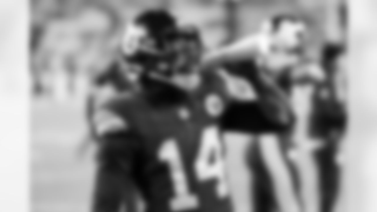 Pittsburgh Steelers running back Kenneth Gainwell (14) during a regular season game between the Pittsburgh Steelers and the Miami Dolphins, Monday, Dec. 15, 2025 in Pittsburgh, PA. (Karl Roser / Pittsburgh Steelers)