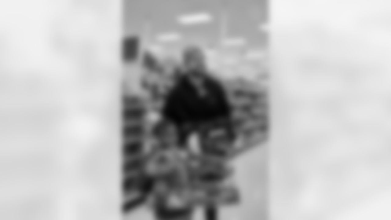 Pittsburgh Steelers tight end Pat Freiermuth (88) takes families from Family Care Connection Centers on a holiday shopping trip, Wednesday, Dec. 4, 2024 in Pittsburgh, PA. (#1\ / Pittsburgh Steelers)
