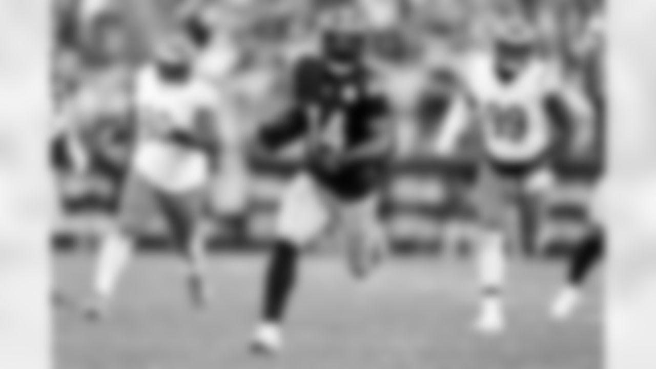 Pittsburgh Steelers running back Kenneth Gainwell (14) during a regular season game between the Pittsburgh Steelers and the Cincinnati Bengals, Sunday, Nov. 16, 2025 in Pittsburgh, PA. (Karl Roser / Pittsburgh Steelers)