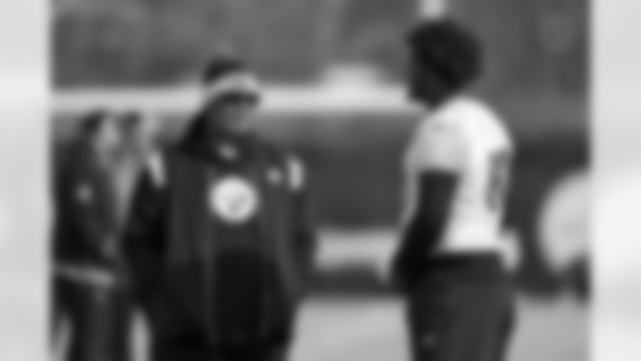 Pittsburgh Steelers tight end coach Alfredo Roberts and Pittsburgh Steelers tight end Darnell Washington (80) during practice at the UPMC Rooney Sports Complex preparing for a Week 17 matchup against the Cleveland Browns, Wednesday, Dec. 24, 2025 in Pittsburgh, PA. (Karl Roser / Pittsburgh Steelers)