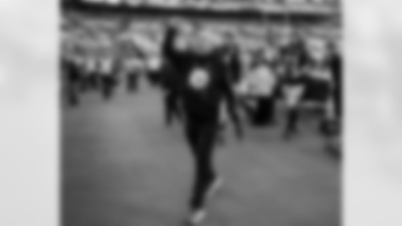 Pittsburgh Steelers special team coordinator Danny Smith pumps his fist to the crowd following a regular season game against the Indianapolis Colts, Sunday, Nov. 2, 2025 in Pittsburgh, PA. The Steelers defeated the Colts 27-20. (Alysa Rubin / Pittsburgh Steelers)