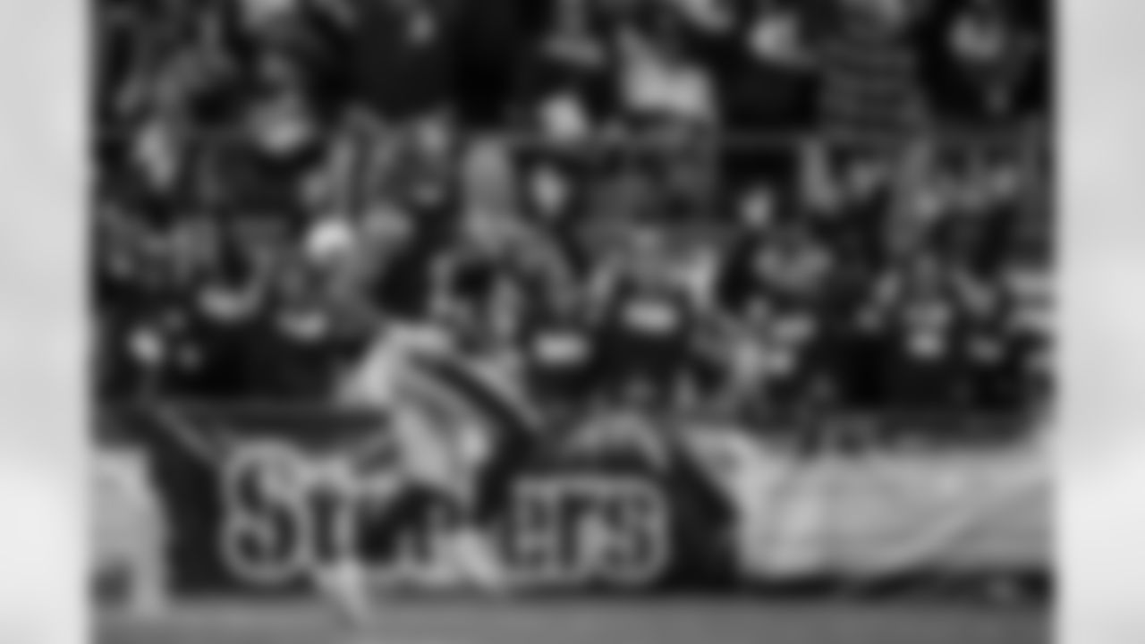 Pittsburgh Steelers safety Kyle Dugger (29) returns an interception for a touchdown during a regular season game against the Cincinnati Bengals, Sunday, Nov. 16, 2025 in Pittsburgh, PA. The Steelers defeated the Bengals 34-12. (Alysa Rubin / Pittsburgh Steelers)