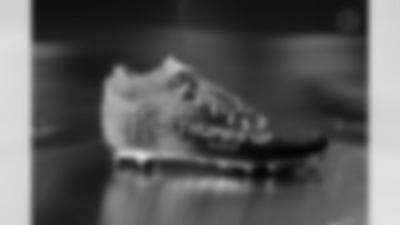 Pittsburgh Steelers linebacker Cole Holcomb (55) will showcase his custom cleats supporting Thumbs Up Mission during Week 13. (Alysa Rubin / Pittsburgh Steelers)